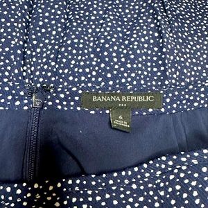 Banana repúblic  womens white and blue skirt